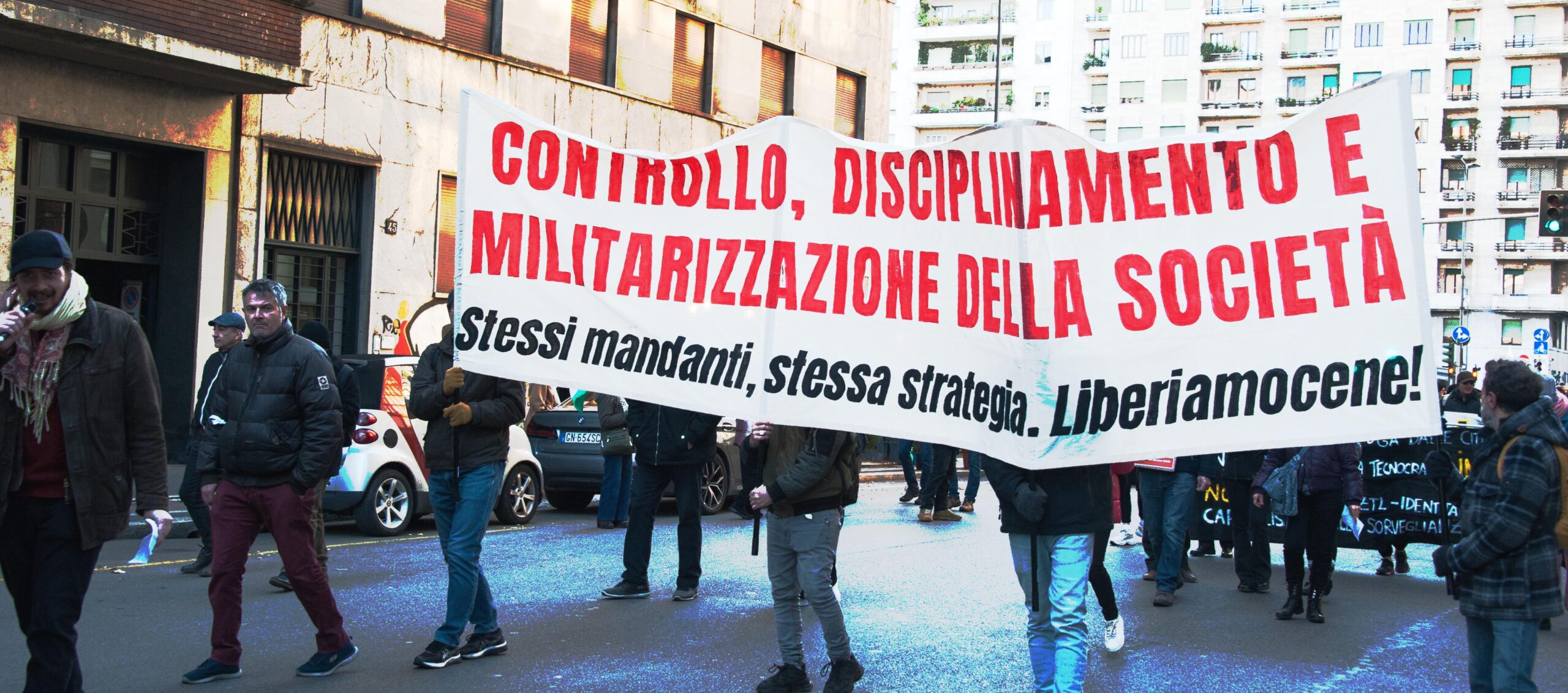 manifestazione a Milano contro le smart cities